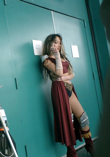 コスプレのお姉さん。会場裏でタバコを吸ってる姿に哀愁ただよう。
