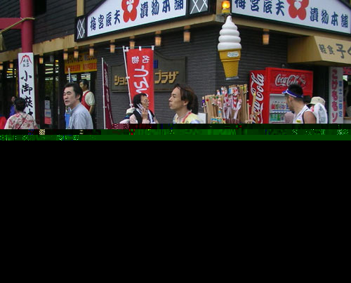 五合めの休憩所に到着。ナニゲに足に筋が入っている。