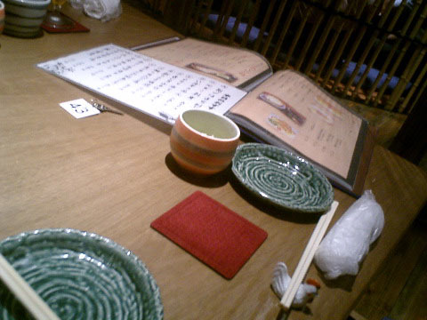 夜ゴハンの宴前。箸置きがニワトリじゃ。