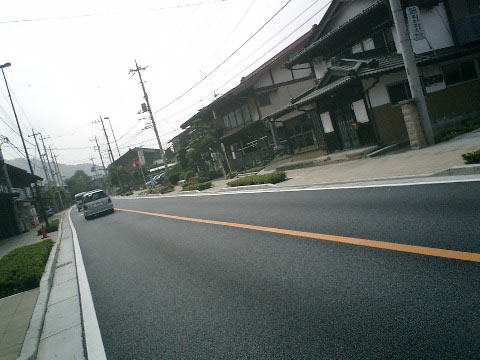 国道２０号はたまに古い家並みがみられる。