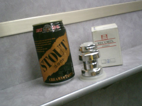 ときに乗って帰る。レアな越後ビールのスタウト缶を買って、自転車のパーツを眺めながら帰途につく。