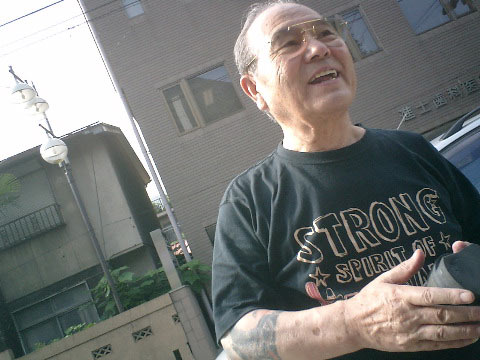 途中で道を教えてくれた親切おじさん。でもタトゥー。