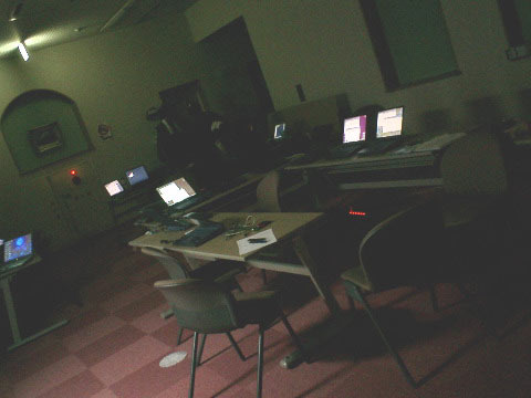 夜中。やりかけのPCを残したまま眠りにつく。