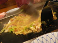 もんじゃは店員さんに焼いてもらう。
